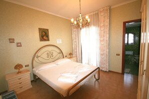 5 bedrooms, travel cot, WiFi, bed sheets