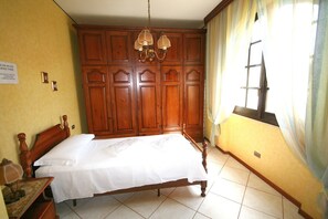 5 chambres, lit de bébé portatif, Wi-Fi, literie fournie