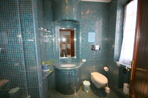 A bathroom with a sink, toilet, and mirror. - Villa Trapezio with private pool and tennis court (Quartu Santa Elena)
