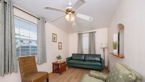 TV - Full Kitchen and Parlor 1 King Bed (Steinhatchee)