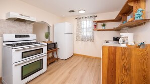 Fridge, microwave, toaster, cookware/dishes/utensils - Full Kitchen and Parlor 1 King Bed (Steinhatchee)