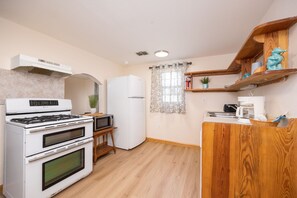 Køleskab, mikrobølgeovn, brødrister, køkkentøj/tallerkener/redskaber