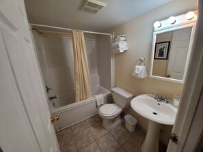 Bathroom - River Inn and Marina Apartments 1 Queen bed / 2 twin / Marina (Steinhatchee)
