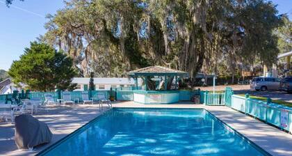 River Inn and Marina Apartments 1 Queen bed / 2 twin / Marina