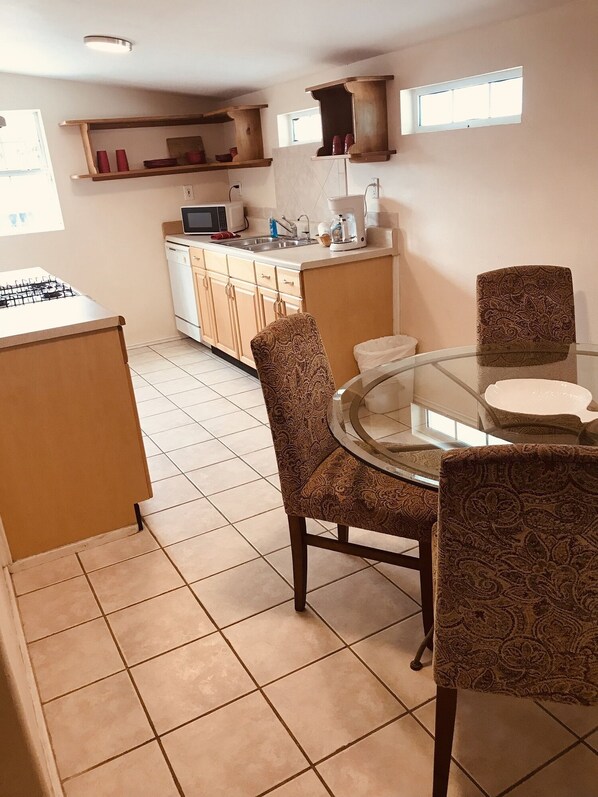 Apartment 23 Kitchen - River Inn and Marina Apartments 1 Queen bed / 2 twin / Marina (Steinhatchee)