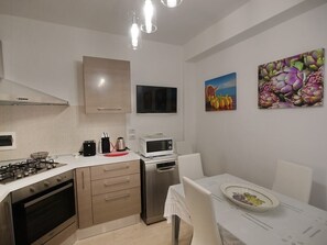 Refrigerador, microondas, horno y lavavajillas 