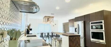 Kjøleskap, mikrobølgeovn, ovn og kokeplater