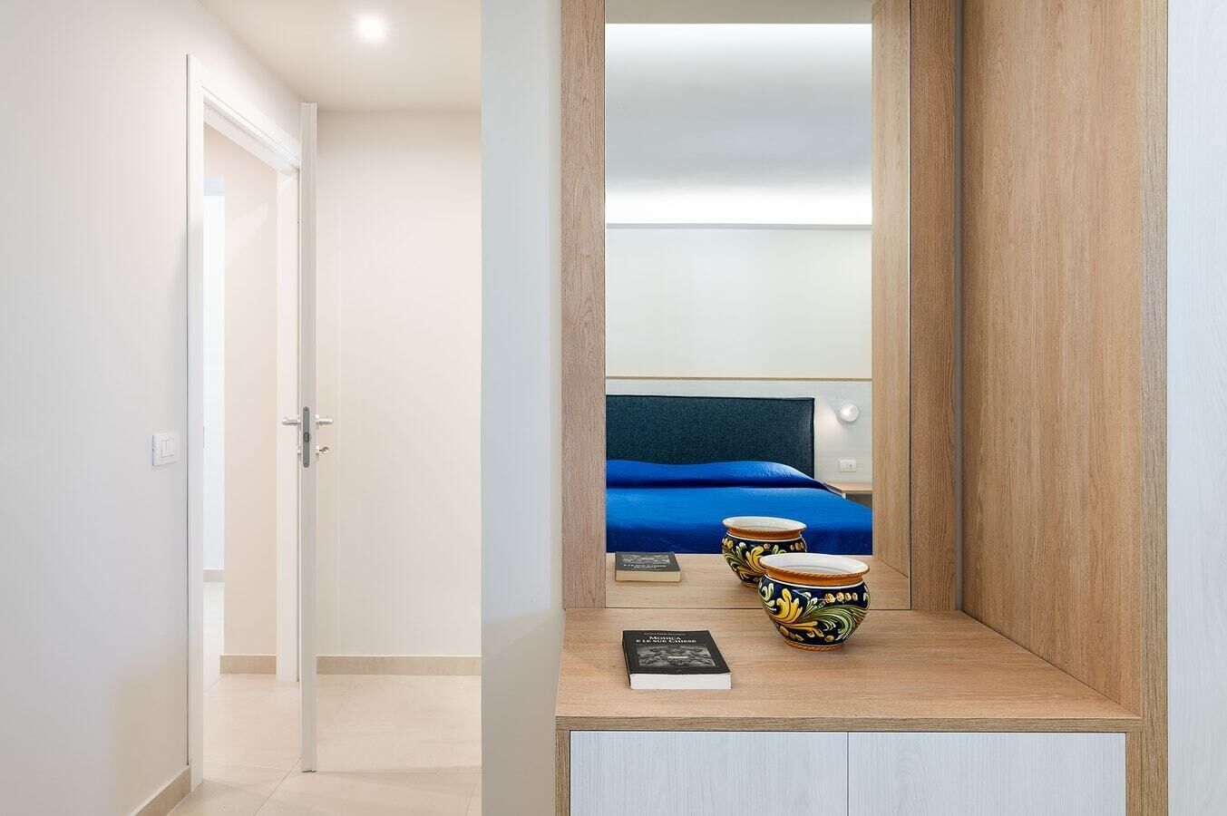 Une chambre à coucher moderne, avec un lit, une table de chevet et des objets décoratifs.