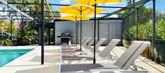 The Artisan •Sleeps 20•Pool•near 5th Ave & Beaches