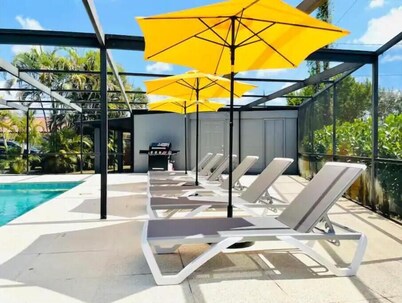 The Artisan •Sleeps 20•Pool•near 5th Ave & Beaches