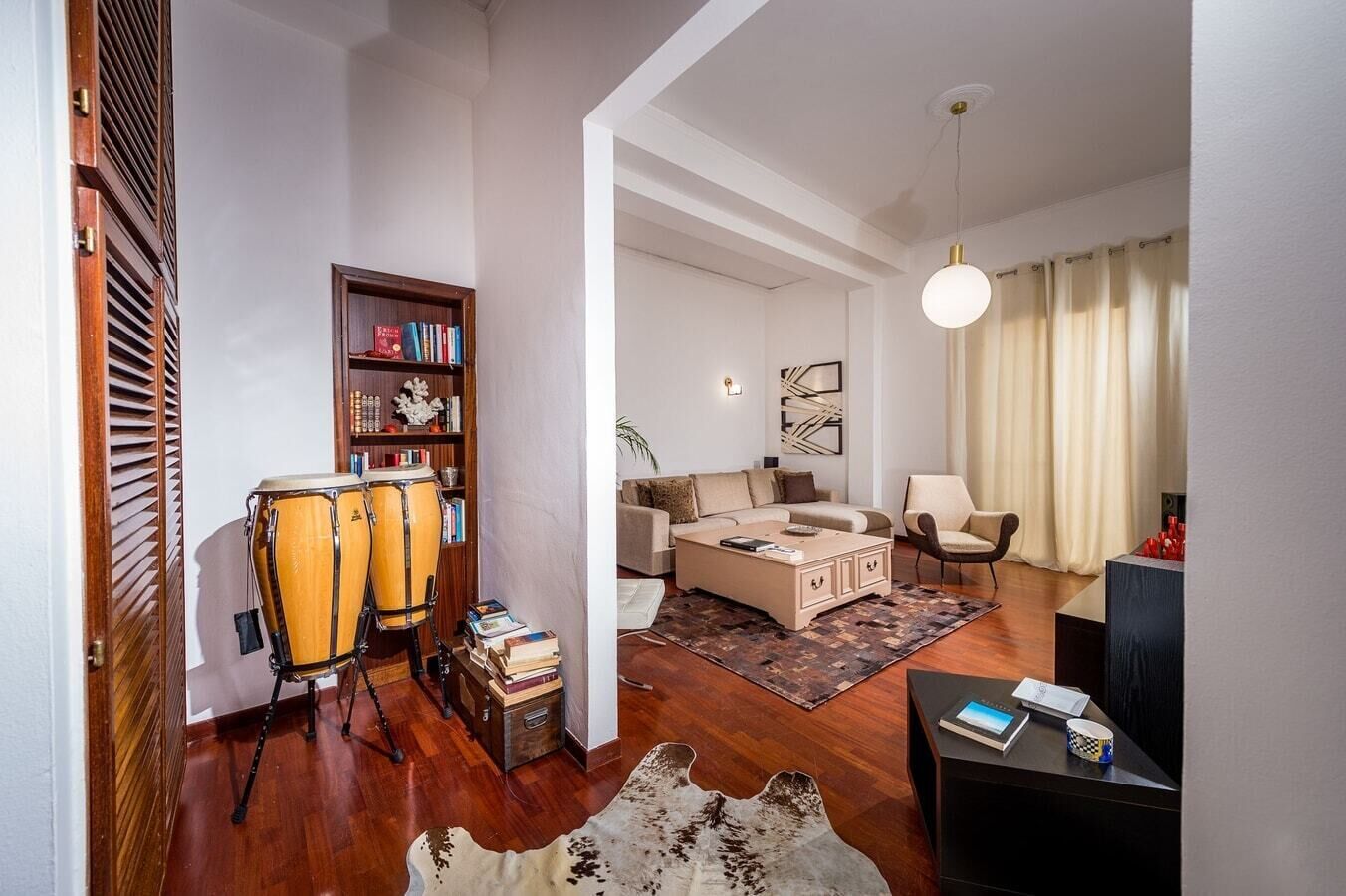 TV, caminetto, lettore DVD, libri