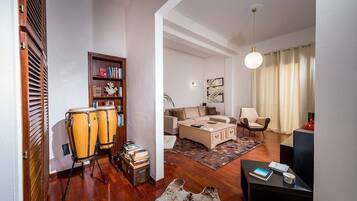 TV, caminetto, lettore DVD, libri
