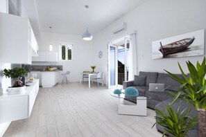 TV - Casa La Porta - Large, modern property in Positano (Positano)