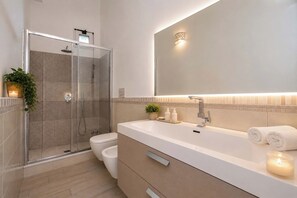 Hair dryer, towels - Casa La Porta - Large, modern property in Positano (Positano)