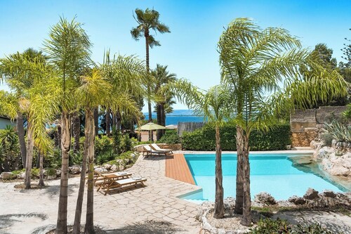 Villa Rossana, with pool near the sea