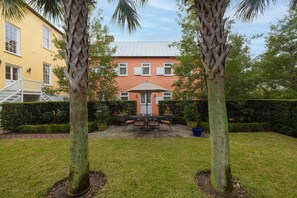 Outdoor dining - "The Cookhouse", Historic Garden District Apt. (Charleston)