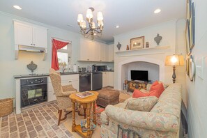 Un espacio habitable compacto con cocina, comedor y chimenea.