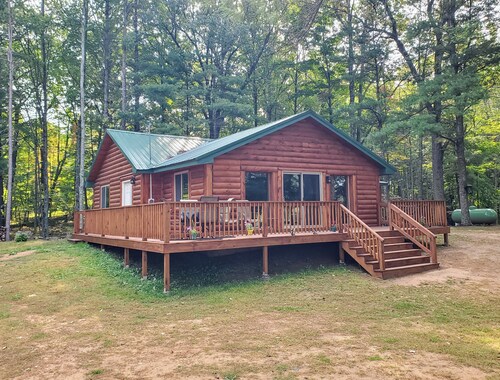 Cabin getaway on the Menominee River 