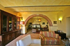 Televisión y chimenea 