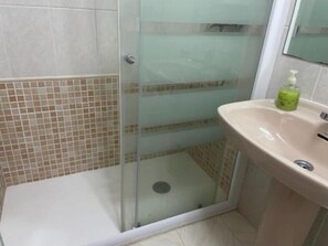 Dusche, umweltfreundliche Kosmetikartikel, Haartrockner, Bidet