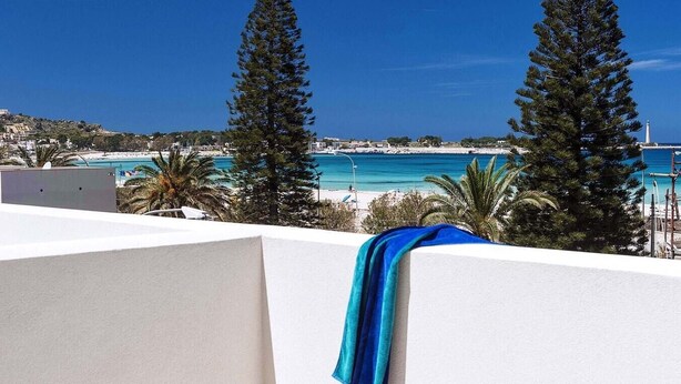 Eine Dachterrasse mit Blick auf Strand und Meer.