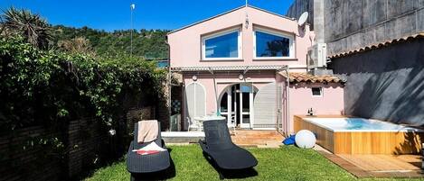 Bañera de hidromasaje al aire libre