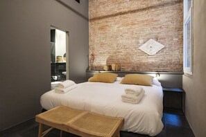 Basic Double Room (Tiny) | Bathroom - Porxos Garden (Barcelona)