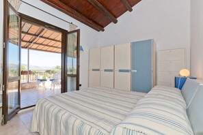 5 bedrooms, iron/ironing board, WiFi, bed sheets