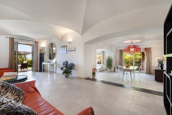 TV, DVD player - Villa Nino - Private villa with pool and spa (Sant'Agata Sui Due Golfi)