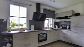 Kühlschrank, Ofen, Geschirrspüler, Wasserkocher mit Kaffee-/Teezubehör