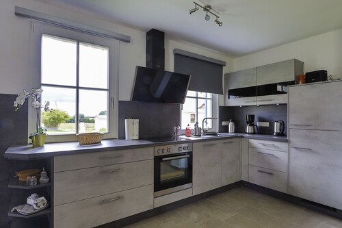 Das reetgedeckte Ferienhaus Seeschwalbe mit Blick auf die historische Windmühle in Stove, ist ein traumhaftes Urlaubsdomizil.