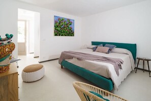 5 bedrooms, iron/ironing board, WiFi, bed sheets