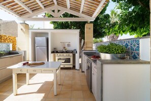 Fridge, microwave, oven, stovetop - Villa Nerissa - Private villa with pool (Marausa)