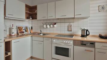 Refrigerador, horno, lavavajillas y cafetera y tetera