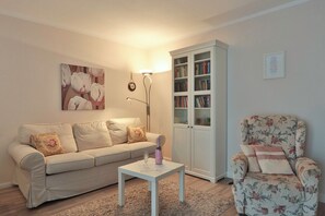 Living area - Diese Zauberhafte Wohnung Liegt Direkt am Seepferdchenpark mit Seinen Zahlreichen Freizeitangeboten und in Unmittelbarer Strandnähe (Ostseebad Nienhagen)