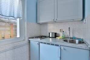 Fridge, coffee/tea maker, toaster