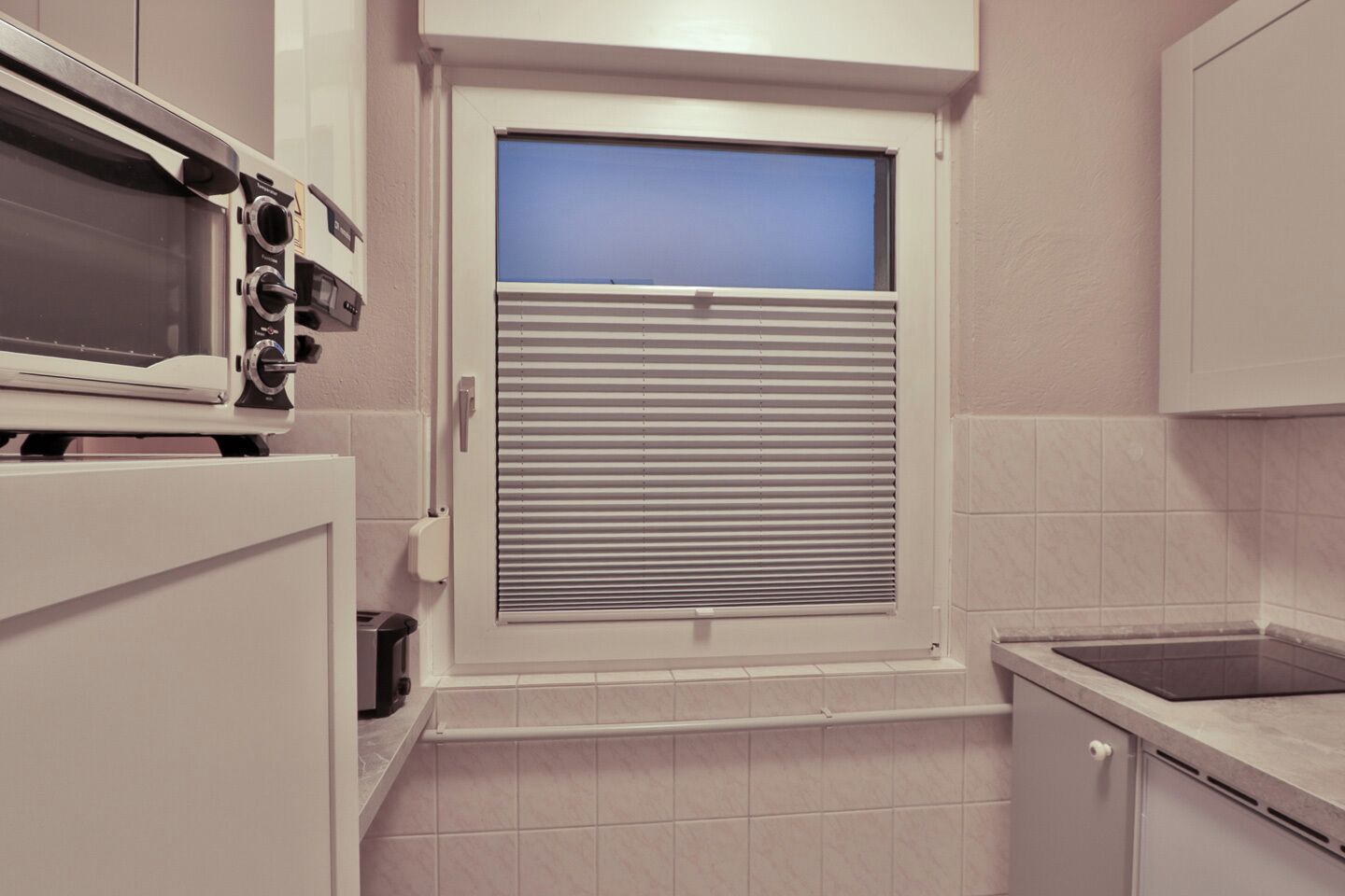 Réfrigérateur, cafetière/bouilloire, grille-pain