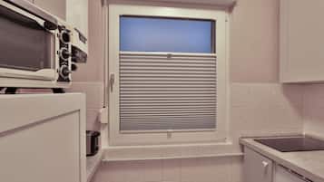 Réfrigérateur, cafetiÚre/bouilloire, grille-pain