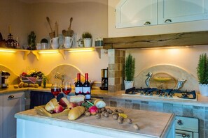 Kühlschrank, Ofen, Geschirrspüler, Wasserkocher mit Kaffee-/Teezubehör