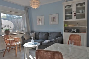 Living area - Idyllisch im Grünen Gelegener Doppelbungalow "paul und Paula" in Absoluter Ruhe und nur 10 Minuten zu Fuß bis zum Strand (Ostseebad Nienhagen)