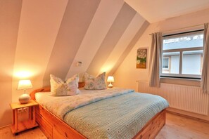 4 bedrooms, desk, iron/ironing board, free WiFi