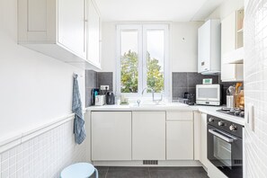 Réfrigérateur, micro-ondes, four, cafetière/bouilloire