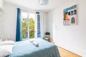 1 chambre, bureau, fer et planche à repasser, accès Internet