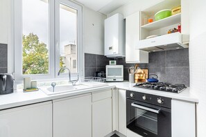 Kylskåp, mikrovågsugn, ugn och kaffe- och tebryggare