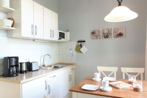 Fridge, microwave, dishwasher, coffee/tea maker