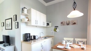 Een koffiezetapparaat/waterkoker, een koelkast, een microgolfoven