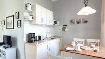 Wasserkocher mit Kaffee-/Teezubehör, Kühlschrank, Mikrowelle