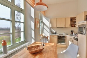 Kühlschrank, Mikrowelle, Ofen, Geschirrspüler