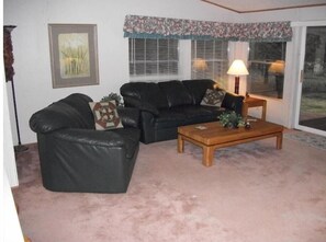 Living area - River Front with Fenced Grass Yard -Dog Friendly (Bend)