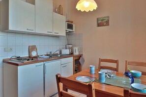 Kaffetrakter/tekoker, kjøleskap, mikrobølgeovn og brødrister